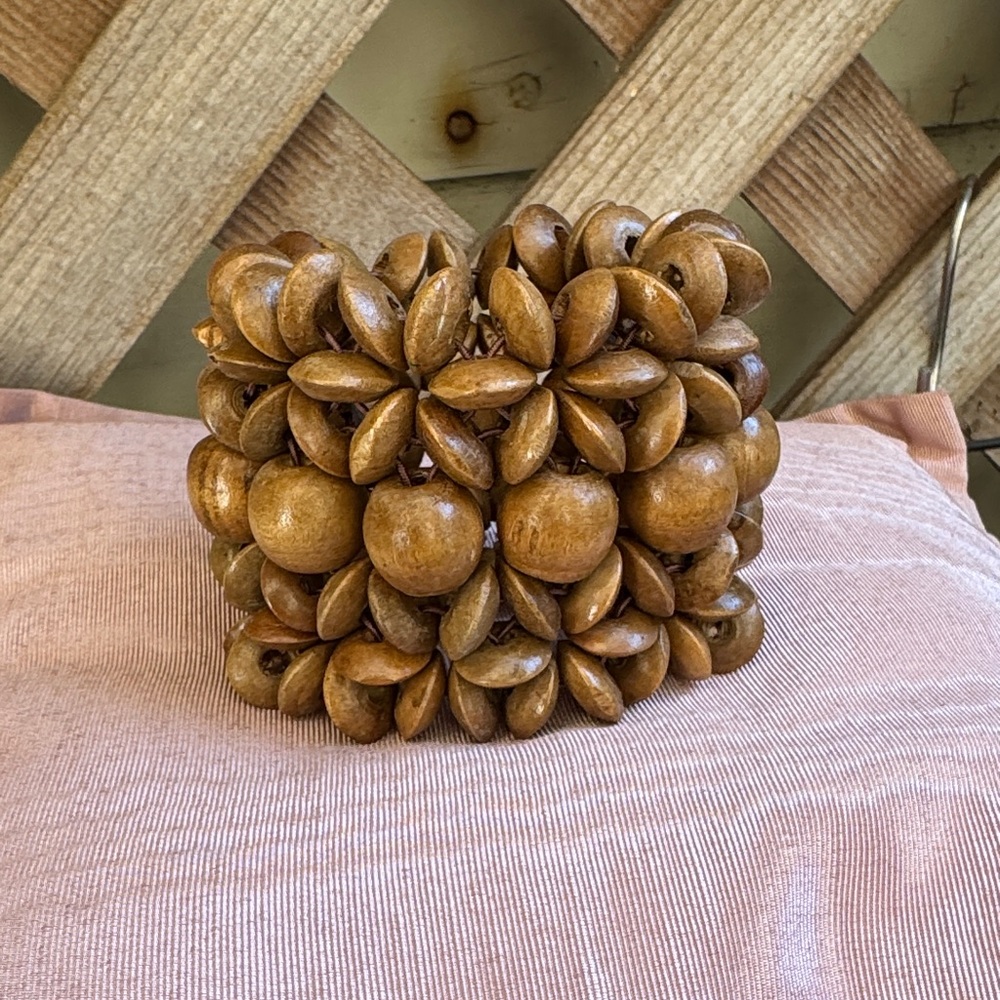 Bracelet in Brown beads. Chunky style. Elastic stretch.  Vintage 5 1/2 - 7 3/4”